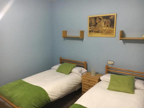 特连特Casa Rural El Chorrillo的绿白色客房内的两张床