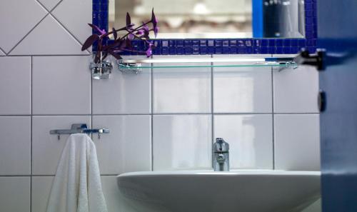 尼坡帝金沙滩酒店的白色的浴室设有水槽和窗户。