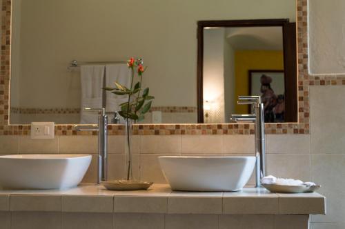 危地马拉安地瓜卡萨圣罗萨精品酒店的浴室设有2个水槽和1个带镜子的台面