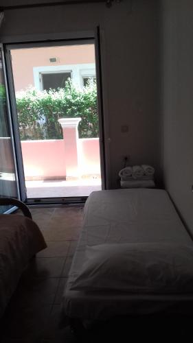 圣乔治斯Villa Zenap的一间卧室设有一张床和一个大窗户