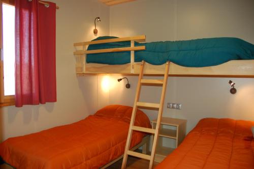Bot特拉阿尔塔营地的带梯子的客房内的两张双层床