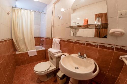 普诺Hotel T'ika的浴室配有白色卫生间和盥洗盆。