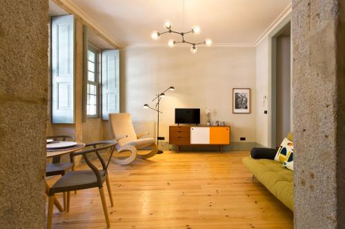 波尔图特征屋公寓的客厅配有沙发和桌子