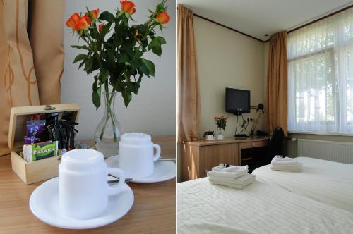莱利斯塔德德兰格亚莫尔酒店的两张照片,一张房间,一个花瓶,花橙花