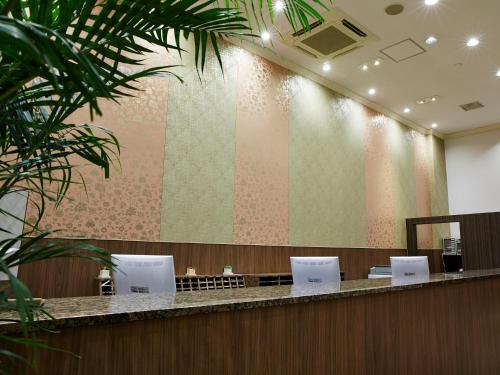 大阪S.Training Center Hotel Osaka的一间设有大墙的等候室