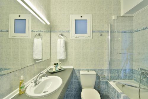 雷夫卡达镇艾昂尼昂之星酒店的浴室配有卫生间、盥洗盆和淋浴。