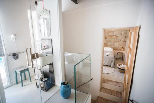奇尼斯Settegrana的一间位于客房内的带镜子和水槽的浴室