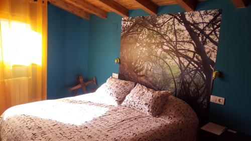 CaminomoriscoCasa Rural El Peral的卧室配有一张挂在墙上的树壁床。