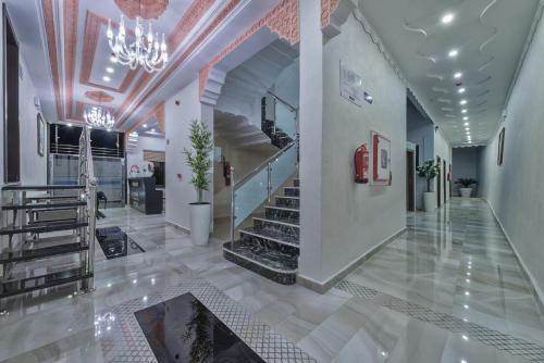 舍夫沙万吉布尔卡昂酒店的大堂设有楼梯和吊灯。