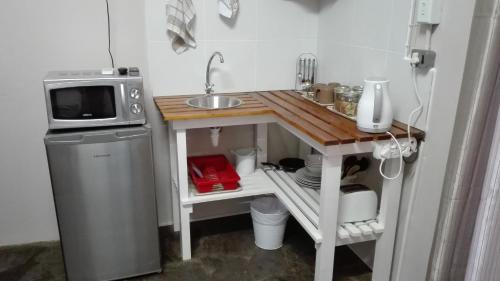 博福特西Dreams的一间带水槽和微波炉的小厨房