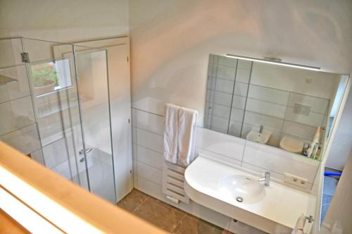 梅拉诺Lindenhof Residence Meran的白色的浴室设有水槽和淋浴。