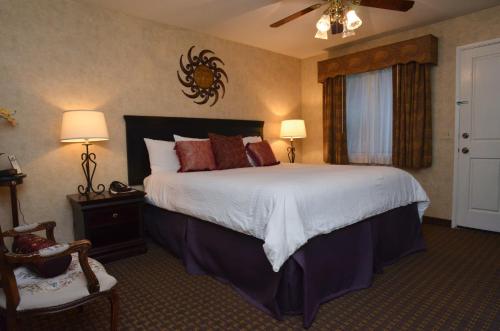 太平洋丛林罗斯代尔酒店的一间卧室配有一张带红色枕头的大床