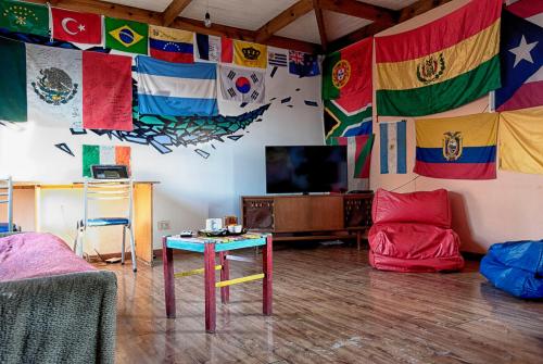 乌斯怀亚考莫兰斯旅馆的客厅设有挂在墙上的旗帜和一张桌子