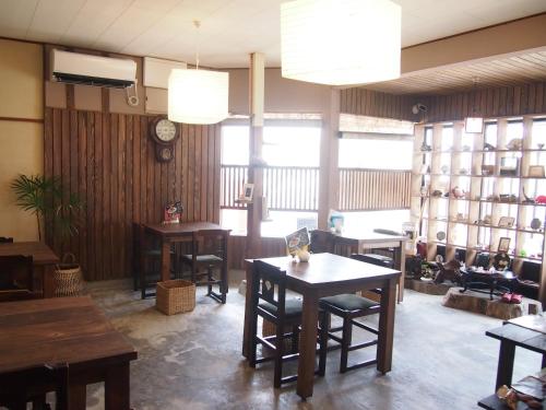 田边市一会旅馆的一间在房间内配有桌椅的餐厅