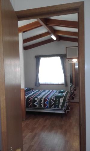 诺斯曼阿克雷休闲旅游公园酒店的一间卧室设有一张床和一个窗口