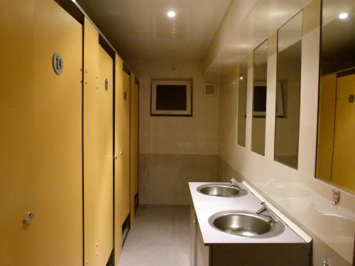 第比利斯Why Me Eco-friendly Hostel的浴室设有2个水槽和2面镜子