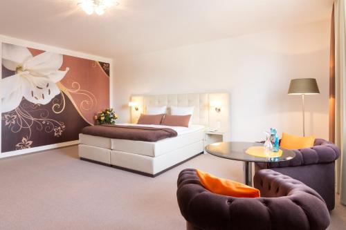 哈弗尔河畔勃兰登堡Marina Niederhavel的一间卧室配有一张床、两把椅子和一张桌子