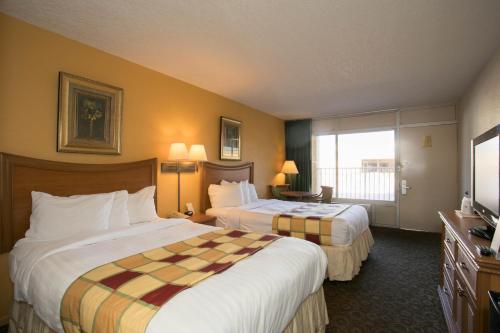 桑福德桑福德国际机场经济旅馆的酒店客房设有两张床和窗户。