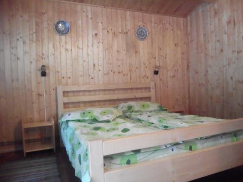 红湖Casutele Likas的木床,带木墙的房间