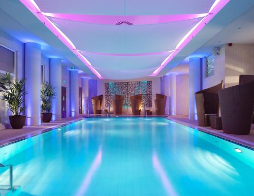圣赫利尔泽西皇家快艇酒店的蓝色灯光的酒店游泳池