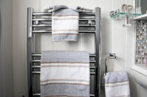 波特拉什安维西住宿加早餐旅馆的浴室毛巾架上的两条毛巾