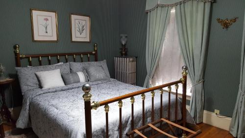 贝塞尔哈里达尔住宿加早餐旅馆的一间卧室设有一张床和一个窗口