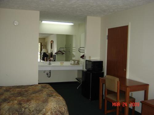 Louisville霍姆盖特酒店的酒店客房配有床、书桌和水槽