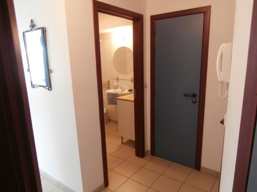 那慕尔那慕尔英奈尔基特酒店的浴室设有门、水槽和镜子