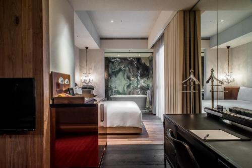 台北赋乐旅居的一间酒店客房 - 带一张床和一间浴室