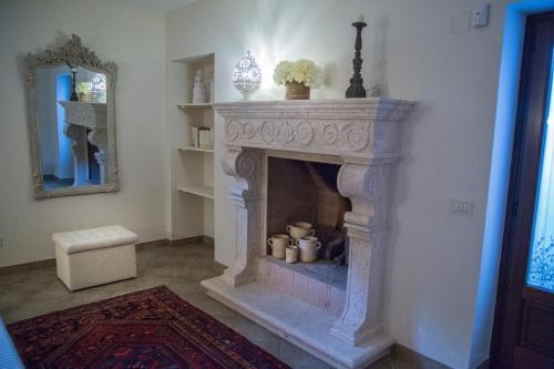 法萨诺Villa Il Mio Paradiso的客厅设有壁炉和镜子