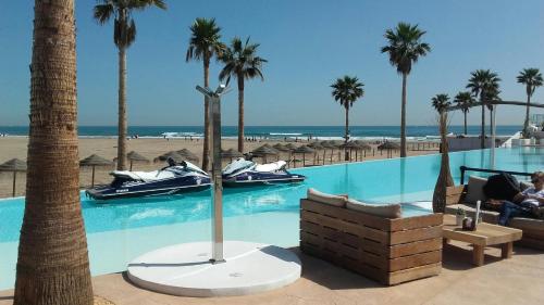 瓦伦西亚索非亚公寓的一个带游泳池和棕榈树的度假村