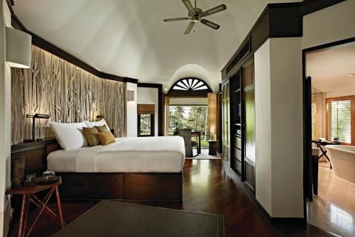 莱利海滩Rayavadee- SHA Extra Plus的一间带大床的卧室和一间浴室