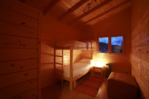 PaúlLa Cabaña Rural的小木屋内一间卧室配有一张双层床