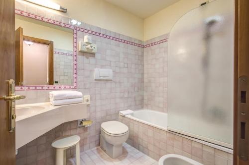 佛罗伦萨德兰兹酒店的浴室配有卫生间、浴缸和水槽。