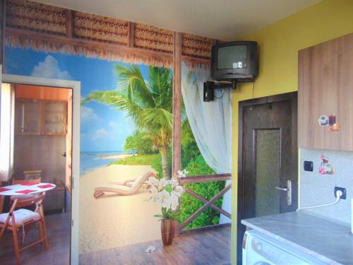 索非亚Business Park Apartment的厨房配有海滩景壁画
