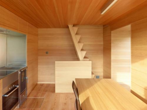 奥西耶尔Chalet Le Biolley的客房设有木墙、木桌和楼梯。