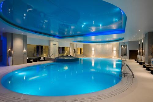 奥赫特拉德格伦伊格尔斯酒店的在酒店房间的一个大型蓝色游泳池