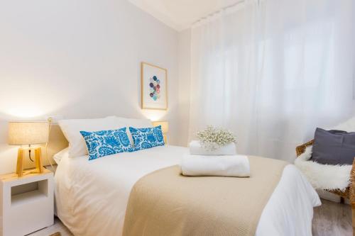 潘普洛纳Trave - Bayona的一间卧室配有一张带蓝色和白色枕头的床