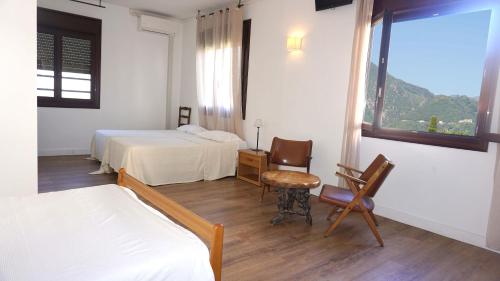 莫里亚尼海滩绿色海岸酒店 的酒店客房设有两张床和窗户。