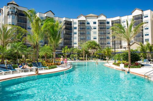 奥兰多The Grove Resort & Water Park Orlando的度假酒店的游泳池
