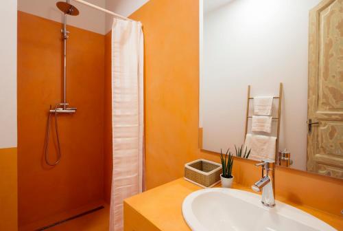 瓦伦西亚奥图魅力旅馆的浴室配有盥洗盆和带镜子的淋浴