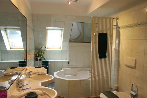 林巴-奥贝尔夫罗纳Hotel Lay-Haus的浴室配有两个盥洗盆和浴缸。