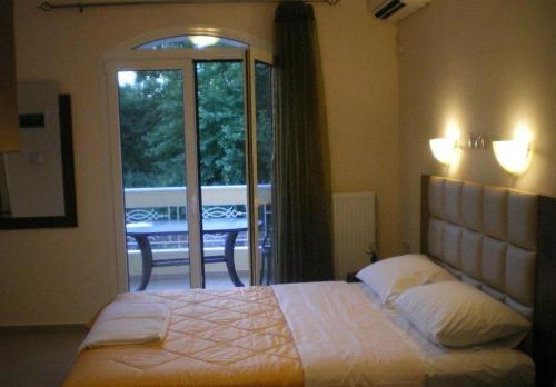 卢特拉艾季普苏皇家一室公寓的一间卧室设有一张床,享有庭院的景色