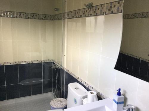 奥尔索拉Tranquilo y Acogedor Apartamento的浴室配有卫生间、浴缸和水槽。