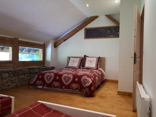 Saint-LégerDomaine de la Safranière - Holiday Home的一间卧室配有一张红色床罩的床