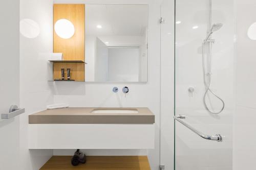 悉尼悉尼机场曼特拉酒店的一间带水槽和淋浴的浴室