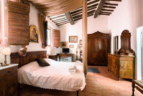 穆尔洛Antiche Dimore Vescovado的一间卧室配有一张大床和木制家具