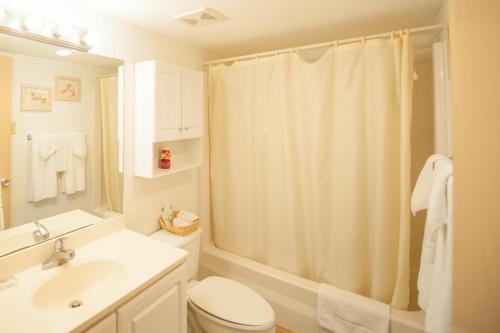 南帕诸岛南帕德里岛海滩租住酒店的带淋浴、卫生间和盥洗盆的浴室