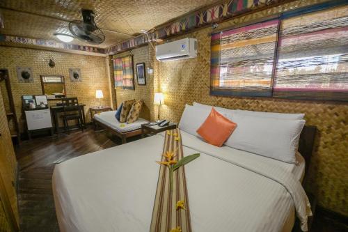 公主港波多宾馆的一间卧室配有一张床和一个沙发