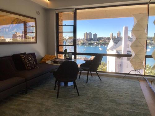 悉尼KC伊丽莎白湾公寓的带沙发和椅子的客厅以及大窗户。